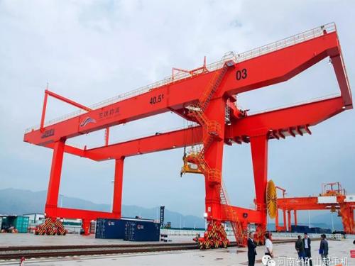歐式新型雙主梁門式起重機(jī)