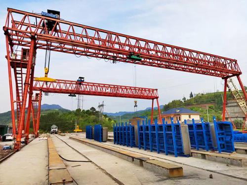浙江湖州龍門吊廠家配備電動(dòng)葫蘆